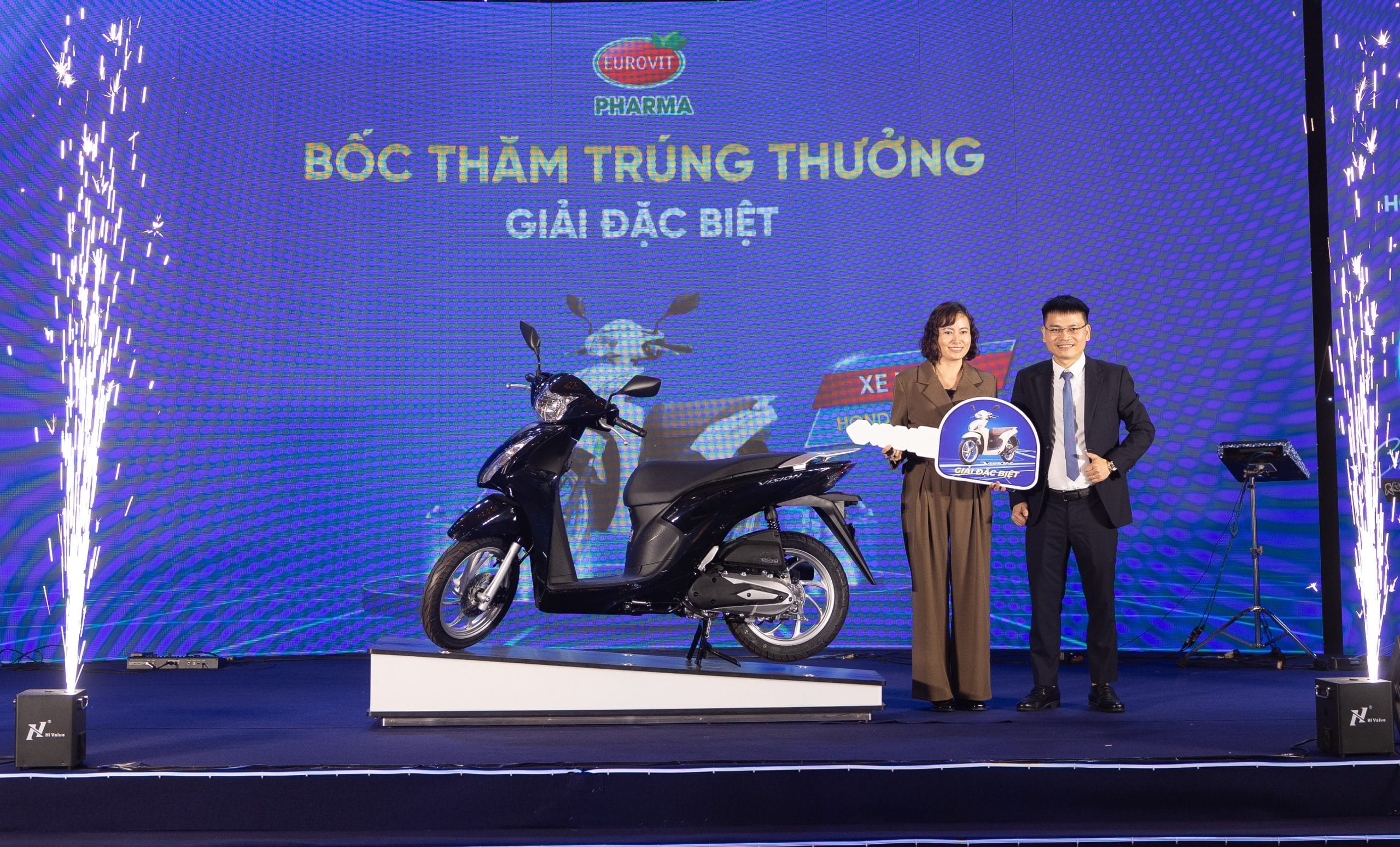 Đại diện Eurovit Pharma - Ông Nguyễn Tiến Thành chúc mừng khách hàng trúng giải đặc biệt trong chương trình bốc thăm trúng thưởng.