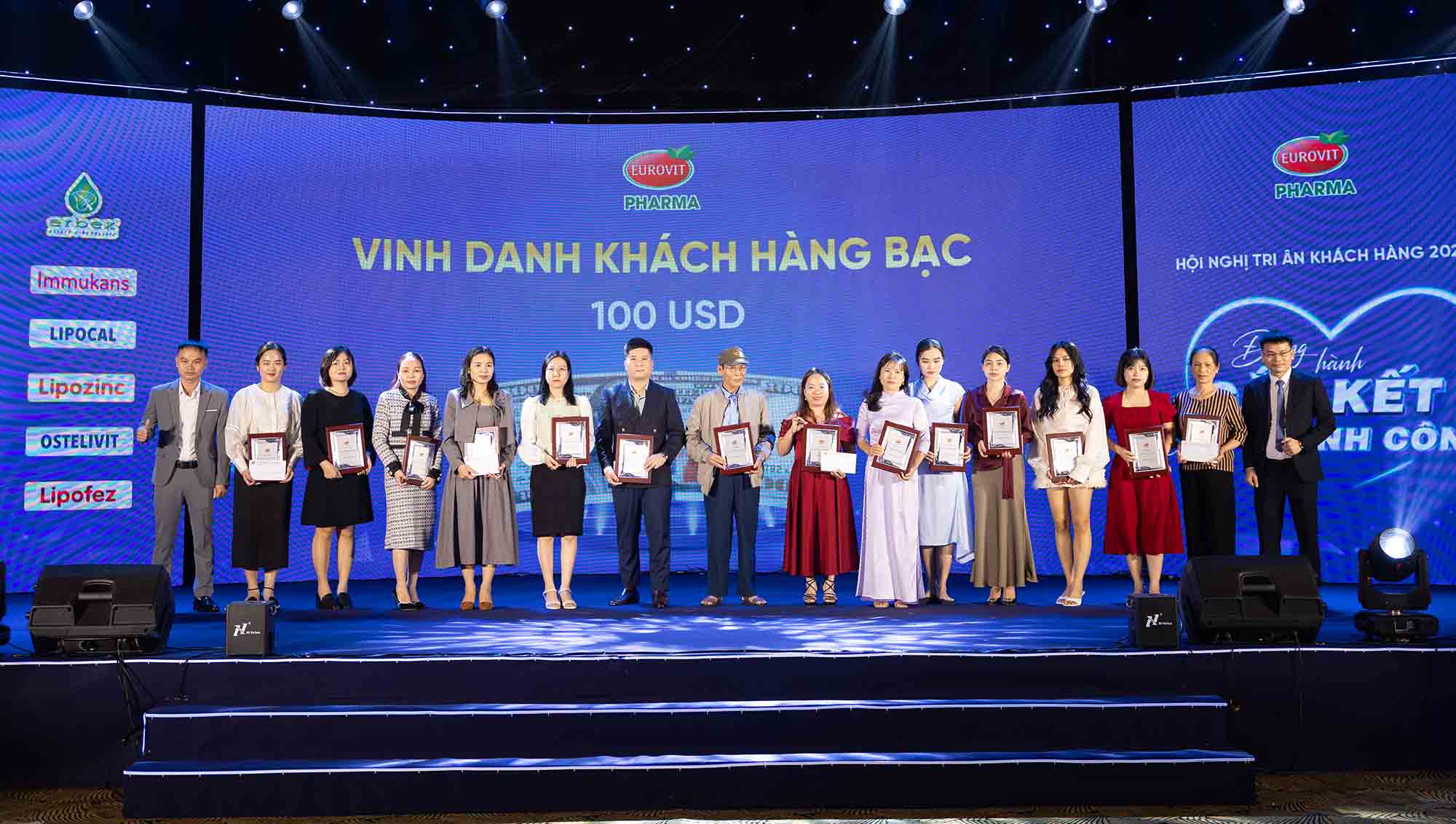 Lễ vinh danh khách hàng bạc