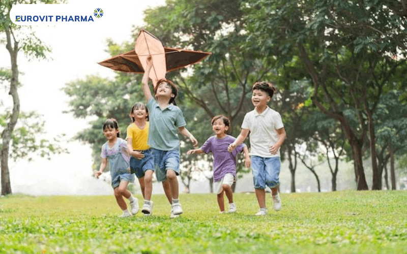 cho trẻ vận động ngoài trời